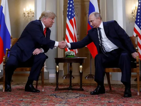 TT Trump bất ngờ 'tặng' cho kinh tế Nga chiếc phao cứu sinh