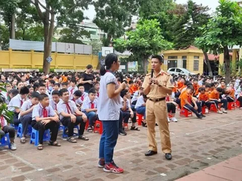 Đa dạng hóa hình thức giáo dục pháp luật trong nhà trường, lồng ghép với hoạt động ngoại khóa