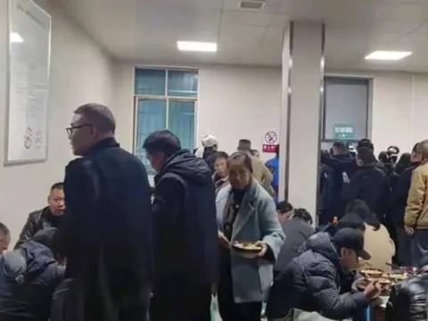 Giả làm thân nhân, "khách không mời" kéo nhau đến nhà tang lễ để được... ăn mì