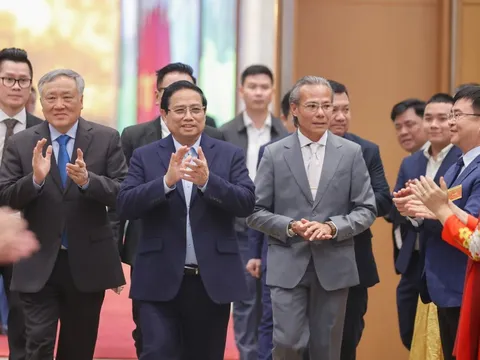 Thủ tướng: Ổn định lãi suất, hỗ trợ doanh nghiệp nhỏ vươn lên lớn mạnh