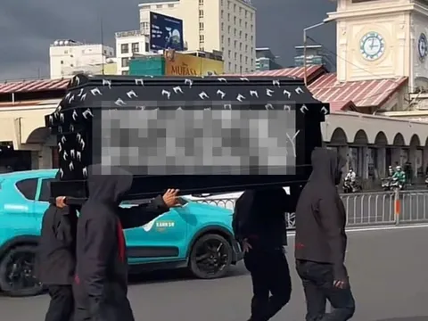 Xôn xao clip nhóm người khiêng "quan tài" trước chợ Bến Thành