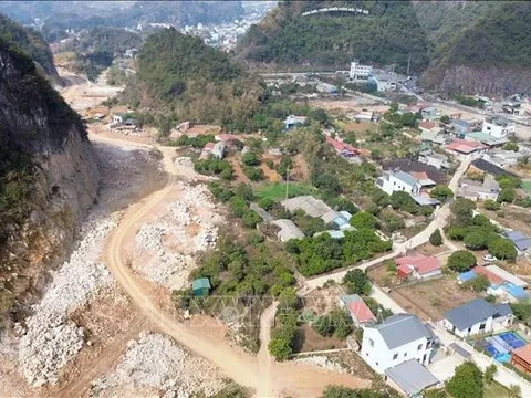 Đẩy nhanh thi công hạ tầng để giảm ùn tắc, phát triển du lịch ở Mộc Châu