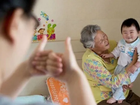 Thuê bảo mẫu lương cao, chăm con khéo, “trộm vía” tăng cân mau lớn nhưng tôi vẫn đuổi việc để gửi con về quê