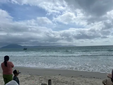 2 nam sinh mất tích khi tắm biển Khánh Hòa: Hơn 100 người đang khẩn trương tìm kiếm