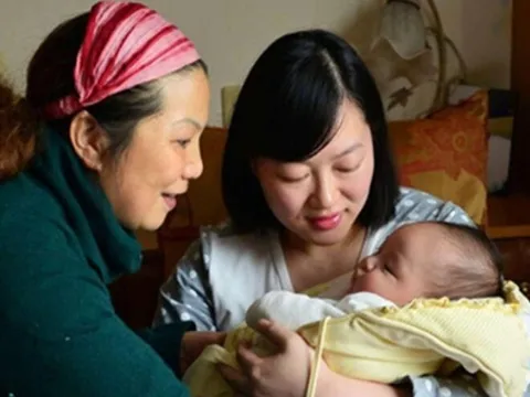 Cháu gái mới 1 tuổi bà nội đã ngăn cản không cho cháu ngủ với mẹ, con dâu biết nguyên nhân liền ly dị chồng