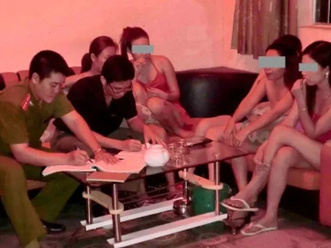 Thiếu nữ 13 tuổi muốn bán dâm nhưng bị "khách" từ chối vì quá "non nớt", vẫn trả 500 nghìn "động viên"