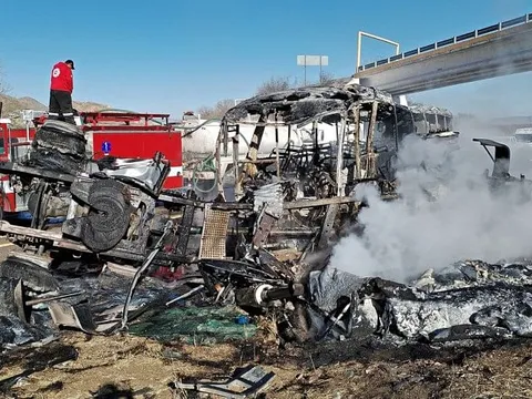 Hiện trường đau xót khi xe đầu kéo tông vào xe khách khiến 15 người tử vong thương tâm