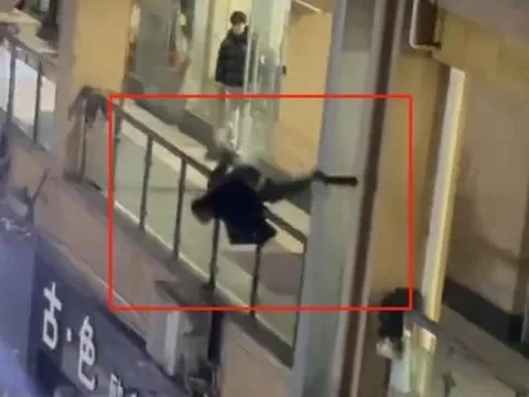 Quay lén cô gái trong nhà vệ sinh, gã biến thái rơi từ tầng 2 xuống đất