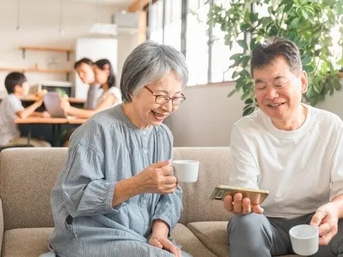 Bố mẹ vợ U70 lên phố thăm cháu, suốt ngày chỉ “nghiện” một thứ khiến con rể tức muốn mời về