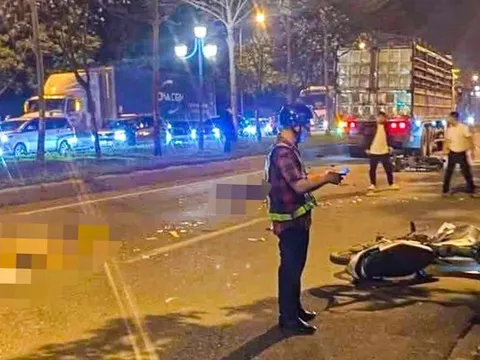 Thương tâm hiện trường tô tải va chạm với 2 xe máy ở Hà Nội, 3 người thương vong