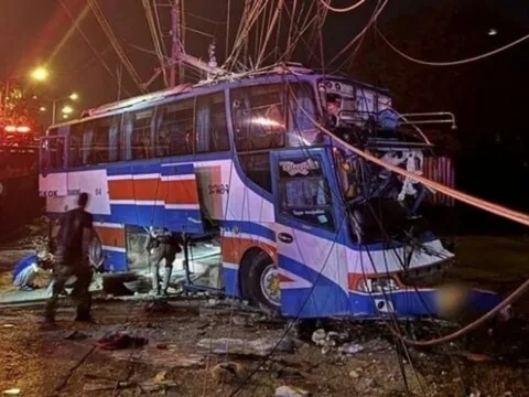Hé lộ nguyên nhân vụ tài xế đâm gãy đôi cột điện khiến 36 người bị thương ở Thái Lan