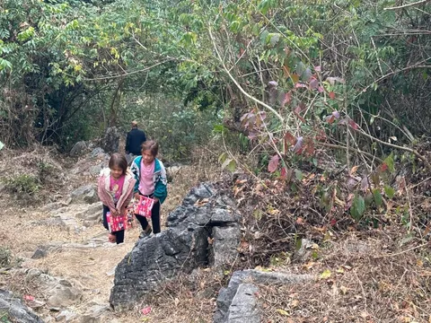 Cấp bách xây dựng trường nội trú cho học sinh DTTS - Bài 1: Chông chênh đường tới trường