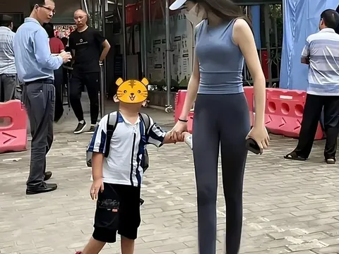 Bà mẹ xinh đẹp mặc quần tập yoga đi đón con gây chú ý ở cổng trường, ai cũng lắc đầu ngao ngán