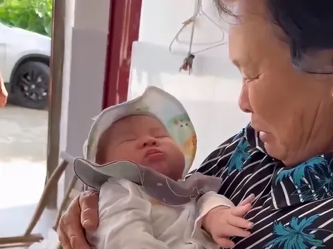 Con sơ sinh ngủ ngon khi ở cạnh bà, mẹ thấy bất thường đưa đi khám thì bác sĩ mắng "té tát"