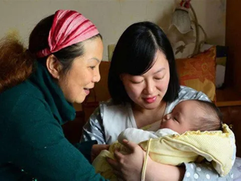 Thuê được bảo mẫu ưng ý, chăm con khéo nhưng chồng nhất quyết muốn đổi người khác với lý do không ngờ