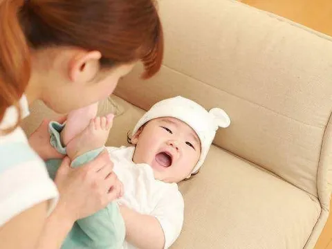 Thuê bảo mẫu 15 triệu/tháng chăm con, mới ngày thứ hai đứa trẻ đã sốt cao, xem camera tôi mừng húm