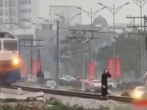 Vụ 2 cô gái thản nhiên "thả dáng" trên đường ray: Lái tàu kể phút hãm phanh "phi thường"