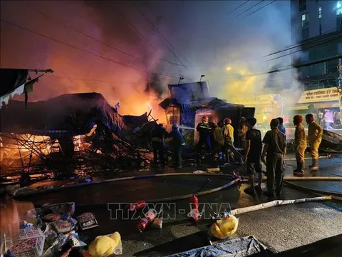TP Hồ Chí Minh: Khống chế đám cháy lớn trong đêm tại chợ Thanh Đa