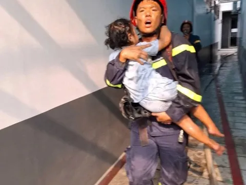 Cảm động hình ảnh chiến sĩ cứu hỏa bế bé gái thoát khỏi đám cháy ở TP.HCM