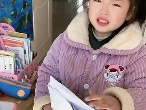 Con làm toán 15-7=8 bị cô giáo chấm sai, mẹ tức giận đi kiện nhưng hổ thẹn vì thiếu kiến thức cơ bản