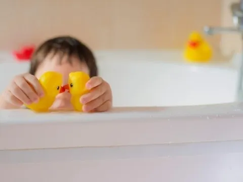 Bé trai 3 tuổi tử vong thương tâm trong bồn tắm chỉ vì 1 sai lầm của bố