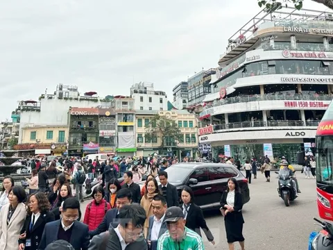 CSGT cảnh báo trước tình trạng tụ tập đông người tại tòa nhà 'Hàm cá mập'