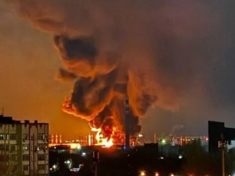 Ukraine bất ngờ tấn công quy mô lớn chưa từng có xuống căn cứ không quân chiến lược của Nga