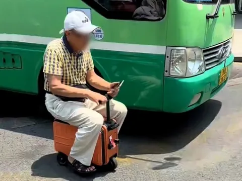 Người đàn ông "cưỡi" vali chạy "bon bon" trên đường phố TP.HCM là cụ ông 70 tuổi