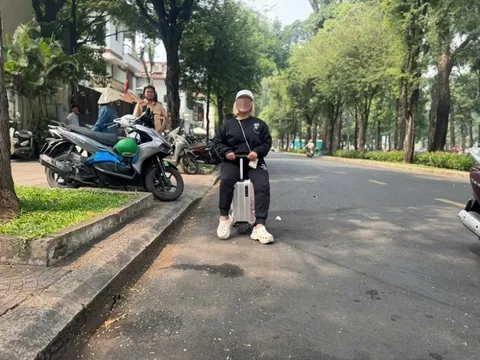 Hai người“cưỡi” vali vi vu trên đường bị xử phạt