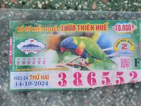 Giám đốc Công ty XSKT Huế bắt tay chúc mừng chủ nhân vé số rách thắng kiện