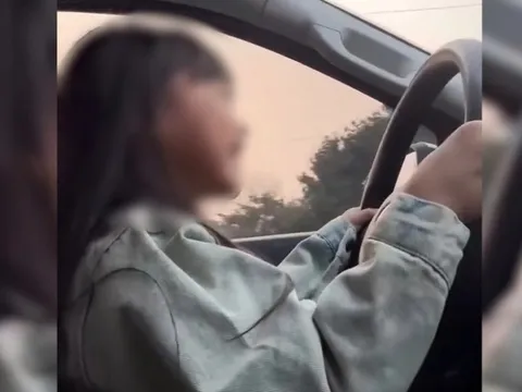 Clip bé gái cầm vô lăng ô tô, chạy 50 - 60km/h: Công an nói gì?