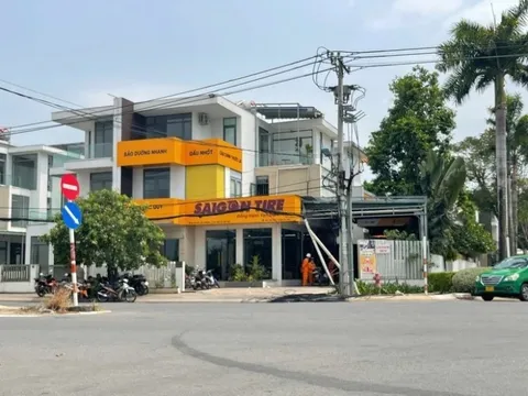 Clip: Rùng mình cảnh người đàn ông bị điện giật, mắc kẹt trên cột điện khi kéo cáp viễn thông