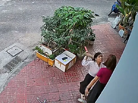 Phẫn nộ clip 2 mẹ con bị vợ chồng hàng xóm xông vào nhà hành hung, công an vào cuộc