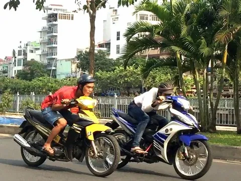 Đã đi xe máy mà thích thể hiện kiểu này thì có thể bị phạt ngay 10 triệu đồng, tước bằng 12 tháng
