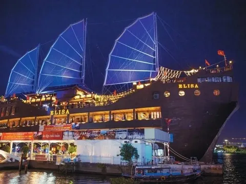 Chủ nhà hàng nổi lớn nhất Việt Nam bị ngân hàng siết nợ