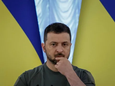 Trong bối cảnh căng thẳng leo thang, Tổng thống Ukraine bất ngờ báo tin dữ
