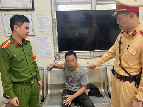 Hà Nội: CSGT khống chế đối tượng trong trạng thái kích động hành hung người dân