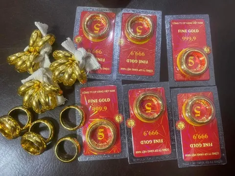 Một chỉ vàng bằng cả tháng lương, người trẻ nên đầu tư gì?