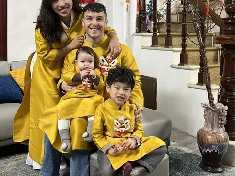 Mẹ đơn thân Hà Nội lấy chồng Tây điển trai quen qua mạng, con riêng và bố dượng ngoại hình giống hệt nhau
