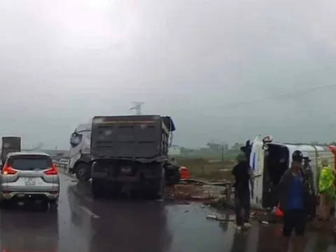 Hiện trường nhói lòng vụ xe ô tô chở giáo viên, học sinh gặp tai nạn trên cao tốc