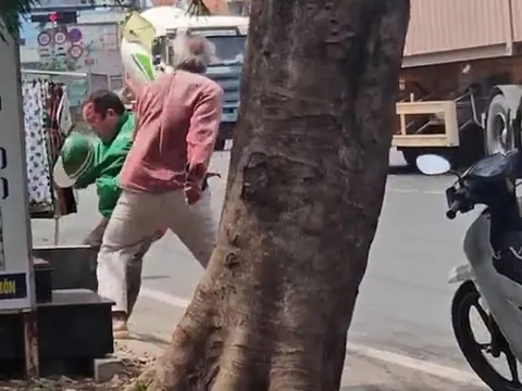 Bất ngờ nguyên nhân hai xe ôm lao vào đánh nhau loạn xạ ở Hóc Môn