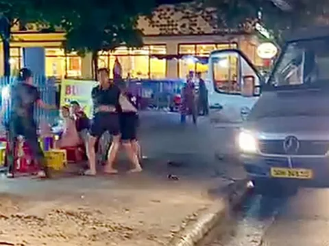 Xuất hiện clip 3 người đàn ông lao vào đánh nhau "túi bụi" cạnh ô tô 16 chỗ ở TP.HCM, công an vào cuộc điều tra