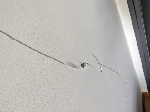 Hàng trăn căn hộ chung cư ở TP.HCM bị nứt tường sau rung chấn do động đất ở Myanmar