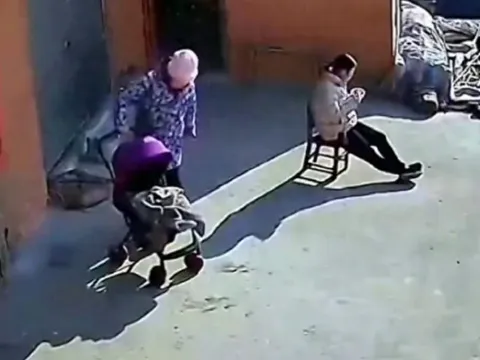 Bà ngoại đưa cháu sơ sinh ra trước hiên nhà tắm nắng, diễn biến sau đó khiến nhiều người xót xa