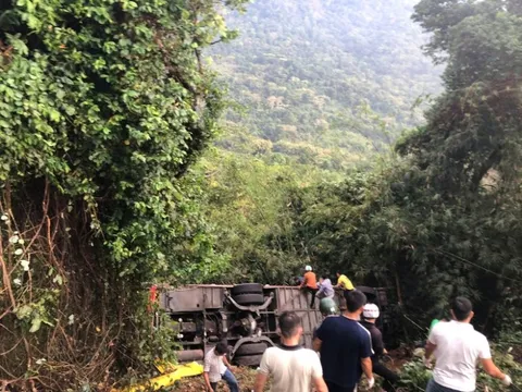 Khoảnh khắc xe khách lao xuống vực sâu từ đèo Bảo Lộc, hành khách run rẩy đập cửa tìm đường sống