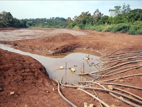 Nhiều hồ, đập thủy lợi trơ đáy giữa mùa khô