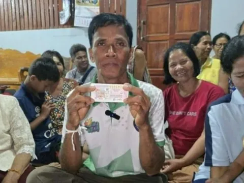 Bé 1 tuổi chọn vé số giúp ông trúng ngay 4,5 tỷ đồng