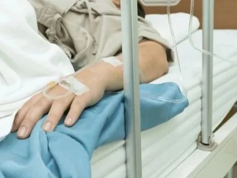 Nam thanh niên bất ngờ bị méo miệng mắt nhắm không kín, bác sĩ cảnh báo thói quen sinh hoạt này phải thay đổi ngay