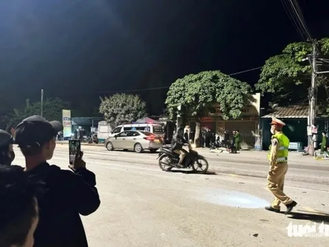 Hiện trường chiếc lốp xe ô tô nổ trơ vành khi gây tai nạn liên hoàn khiến 1 người tử vong rồi bỏ chạy