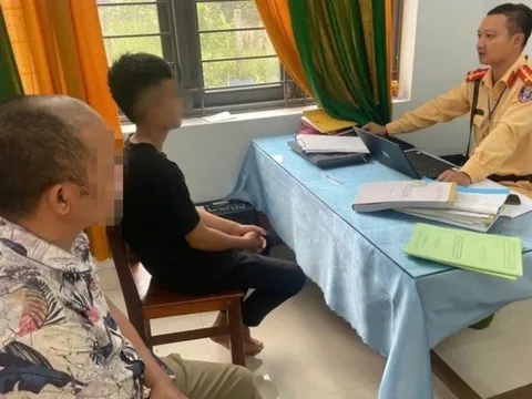 Con bốc đầu xe quay video TikTok, cha đắng đót nhận trát phạt